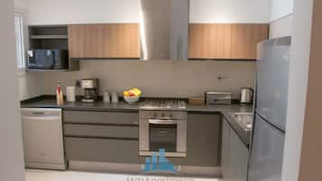 Luxury Apartment, 3 Bedrooms | Private kitchen | Full-sized fridge, microwave, oven, stovetop