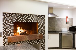 Réfrigérateur, four à micro-ondes, un four, surface de cuisson