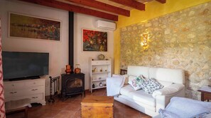 Télévision, cheminée, chaîne hi-fi