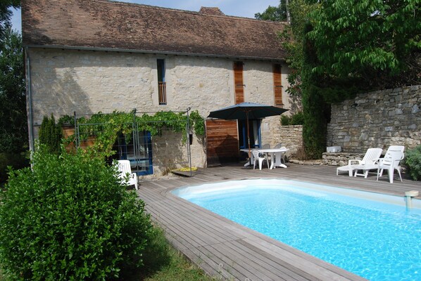 A stone building with a swimming pool, outdoor seating, and greenery. - Charming Quercy barn completely renovated for 6 people, swimming pool 8x4m (Cajarc)