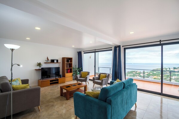 Smart TV, DVD player, stereo - HOME ARAÚJO - (13090 / AL) fantastic view of the village and the beach of Ponta do Sol (Ponta do Sol)