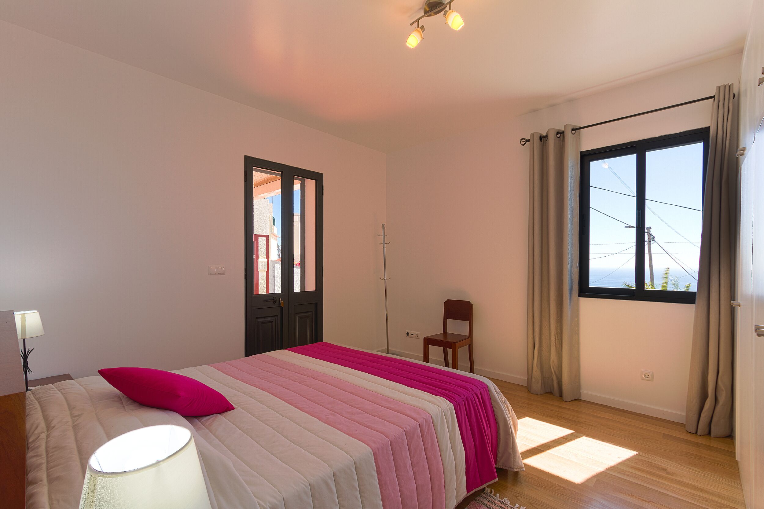 3 habitaciones, tabla de planchar con plancha y cuna de viaje 