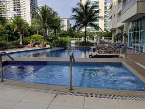 2 outdoor pools, pool loungers