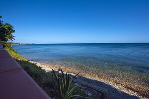 Nær stranden, solsenger og strandhåndklær