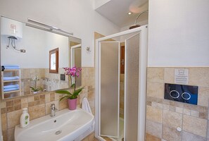 Shower, hair dryer, bidet, towels - Seafront house with private access to the sea. Completely renovated in 2016 (Pula)
