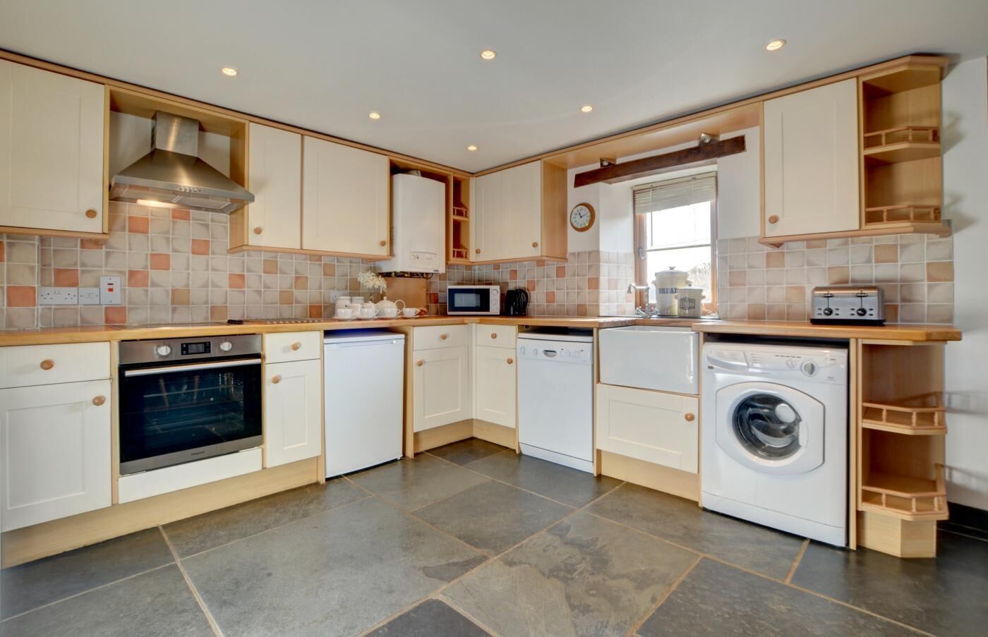 Mikrobølgeovn, ovn, oppvaskmaskin og høy barnestol