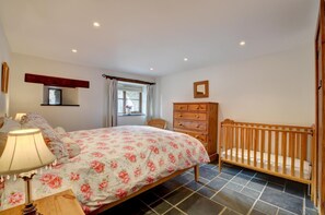 3 bedrooms, iron/ironing board, free WiFi, bed sheets