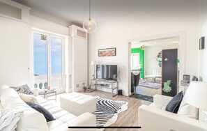 Smart TV, chimenea, reproductor de DVD y futbolito 
