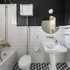 Bathtub, hair dryer, towels - Porto Design Central Apartment (N51) (Oporto)