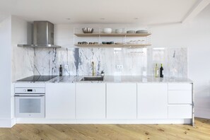 Fridge, oven, dishwasher, coffee/tea maker