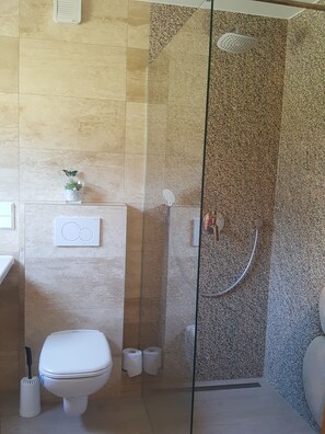 Shower, rainfall showerhead, free toiletries, hair dryer