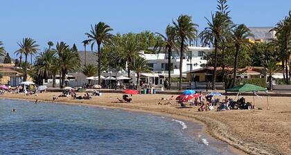 Ylellinen kattohuoneisto, merinäköala, WiFi, UK Sky TV, uima-allas, ilmastointi