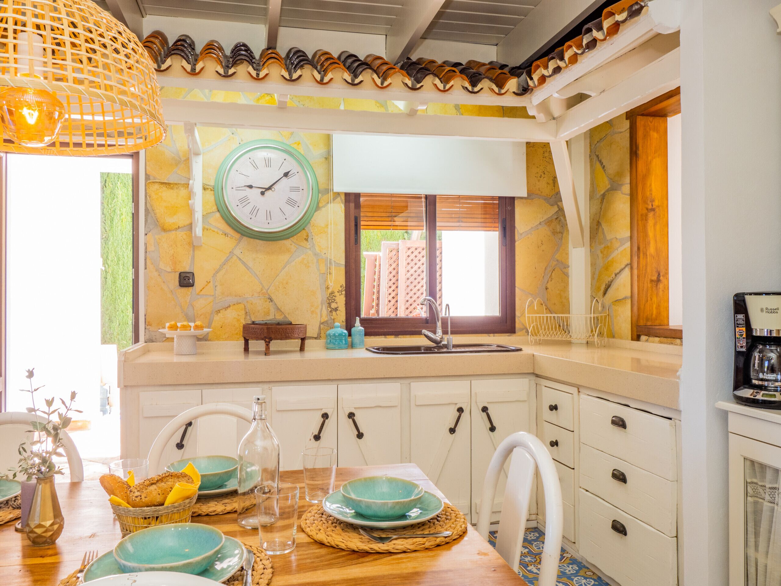 Een koelkast, een magnetron, een oven, een vaatwasser