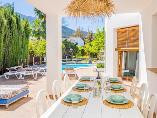 Cubon Villa Lucia. Wifi, Ilmastointi, oma puutarha, BBQ.