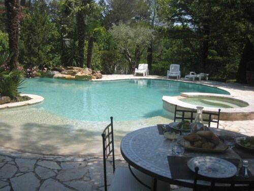 LUXUEUSE VILLA AU CŒUR DE LA PROVENCE VERTE DANS OASIS DE VERDURE