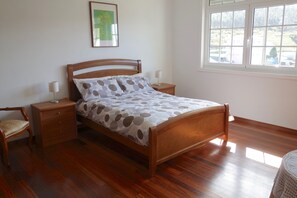 3 bedrooms, iron/ironing board, bed sheets