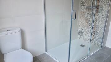 Een douche, een bidet, handdoeken, zeep