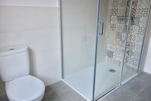 Regadera, bidet, toallas, jabón