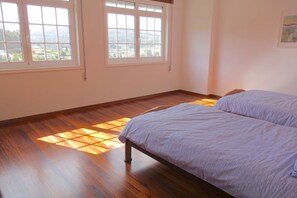 3 bedrooms, iron/ironing board, bed sheets