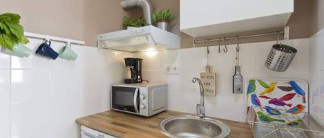 Kjøleskap, mikrobølgeovn, kaffetrakter/tekoker og kjøkkenutstyr