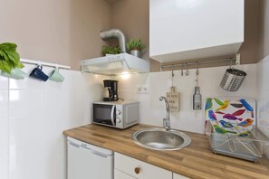 Kühlschrank, Mikrowelle, Wasserkocher mit Kaffee-/Teezubehör