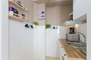 Kühlschrank, Mikrowelle, Wasserkocher mit Kaffee-/Teezubehör