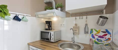 Fridge, microwave, stovetop, coffee/tea maker