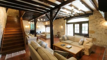 TV connectée, lecteur de DVD, baby-foot, table de tennis de table