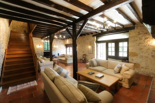 Wonderful 4 bedroom, 4 bath Perigordine House, heated pool, 5 acres, Sarlat 6km