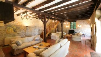 TV connectée, lecteur de DVD, baby-foot, table de tennis de table