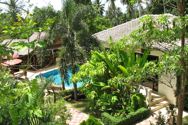 Villa à coté de la piscine,  au sein d'un jardin tropical