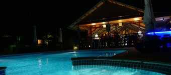 VILLA SUITE 4 PERS in beautiful zen garden, SWIMMING POOL JACUZZI, BEACH 400M