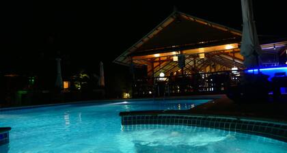 VILLA SUITE 4-5 PERS im schönen Zen-Garten, SCHWIMMBAD JACUZZI, STRAND 400M