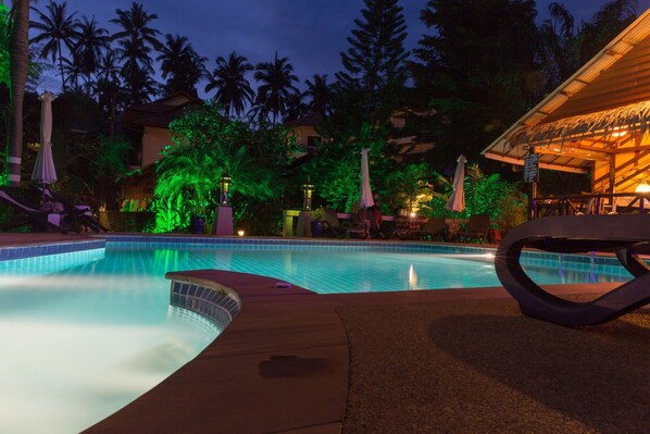 Una piscina al aire libre