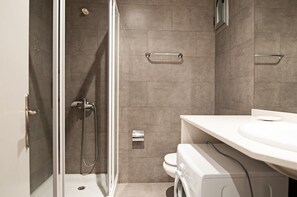 Shower, hair dryer, towels, soap - Playa de las Canteras, front building 15 meters from the beach. WIFI (Las Palmas de Gran Canaria)