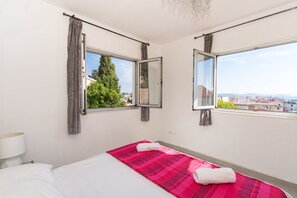 2 chambres, fer et planche à repasser, accès Internet, draps fournis