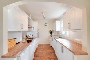 ميكروويف، فرن، غسالة أطباق، كرسي للأطفال