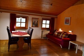 Fernseher, DVD-Player, Tischtennisplatte