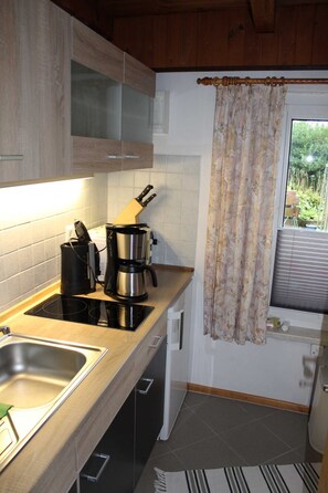 Kühlschrank, Mikrowelle, Wasserkocher mit Kaffee-/Teezubehör