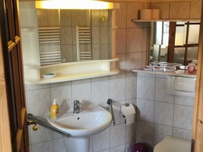 Haartrockner, Handtücher, Seife, Toilettenpapier