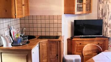 Een koelkast, een magnetron, een koffiezetapparaat/waterkoker