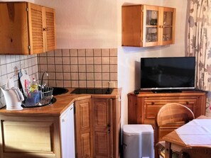 KĂŒhlschrank, Mikrowelle, Wasserkocher mit Kaffee-/Teezubehör