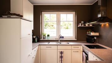 Frigorífico, microondas, horno y placa de cocina