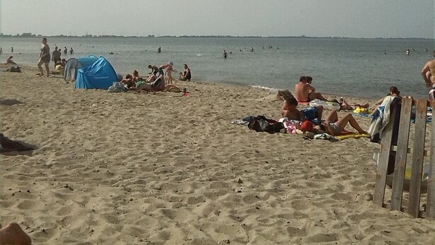 A beach with people sunbathing and swimming. - North Sea coast, charming Frisian house on the old dike with sauna, fireplace for 2-8 p. (Wangerland)