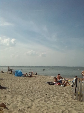 Playa en los alrededores y camastros