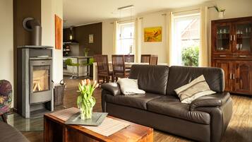 Smart-TV, Kamin, DVD-Player, Bücher