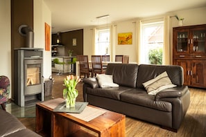 Smart-TV, Kamin, DVD-Player, Bücher