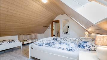 3 bedrooms, iron/ironing board, free WiFi, bed sheets