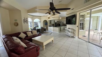 Télévision, lecteur de DVD, livres, chaîne hi-fi