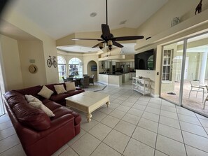 TV, DVD player, books, stereo - Courtyard villa close to the beach on the river with sea access, lots of privacy, south-facing (Florida)